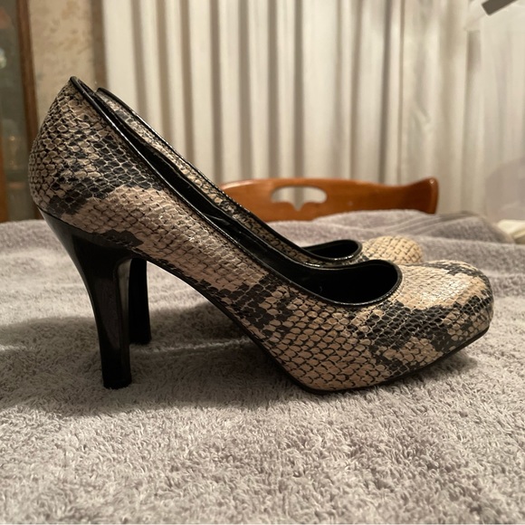 Snakeskin pumps - Picture 3 of 10